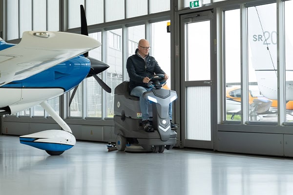 Autonavigerende schoonmaakrobot in de luchthaven, geavanceerde robottechnologie, efficiënt schoonmaken, slimme reinigingsoplossingen, ICE Cobotics integratie, luchthavenonderhoud, autonome robot voor schoonmaak, AI-gestuurde schoonmaakrobot, geautomatiseerd schoonmaaksysteem.