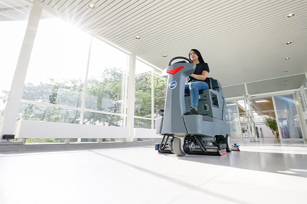 Efficiënte schoonmaakrobot in een modern interieur, ideaal voor het onderhouden van grote vloeren met geavanceerde technologie en gebruiksvriendelijkheid.