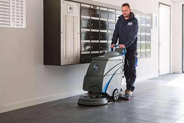 Efficiënte vloerreiniging met ICE Cobotics schoonmaakrobot in een kantooromgeving. Automatische schoonmaakoplossingen voor bedrijven voor een schone en hygiënische werkplek.