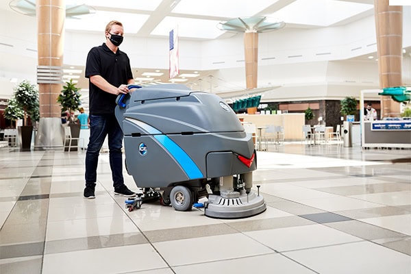 Robotschoonmaakrobot in een modern winkelcentrum, uitgerust met geavanceerde technologie voor efficiënte reiniging. Speciaal ontworpen voor grote ruimtes en autonomie.