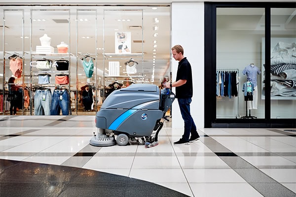 Zeer efficiënte schoonmaakrobot voor winkelcentra en retailomgevingen, zorgt voor schone vloeren en een hygiënische omgeving door geautomatiseerd stof en vuil te verwijderen.
