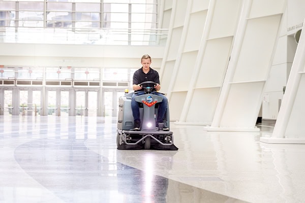 Geautomatiseerde schoonmaakrobot van ICE Cobotics die vloer in een moderne gebouwreining onderhoudt.