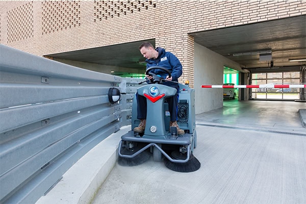 - Geavanceerde schoonmaakrobot van ICE Cobotics die autonoom parkeerplaatsen en ondergrondse parkeergarages reinigt.